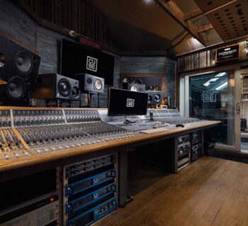 Cube Studio 2021 Audient ASP8024-HE console banco mixing hardware leading technologies audiofader