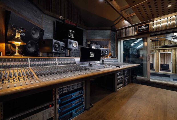 Cube Studio 2021 Audient ASP8024-HE console banco mixing hardware leading technologies audiofader