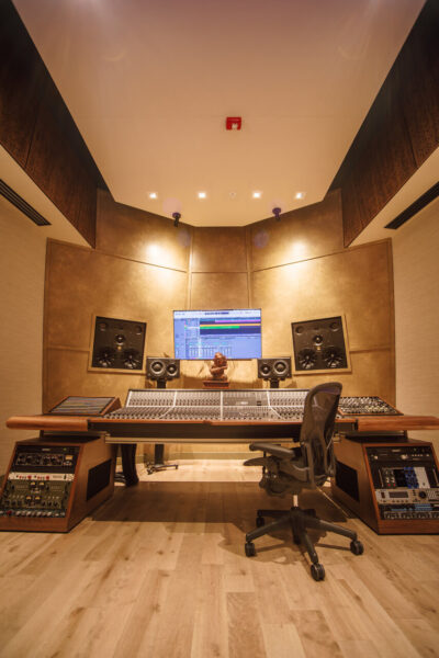 Expanding Sky Studio 2023 Audient ASP8024 Heritage Edition console banco mixing hardware leading technologies audiofader