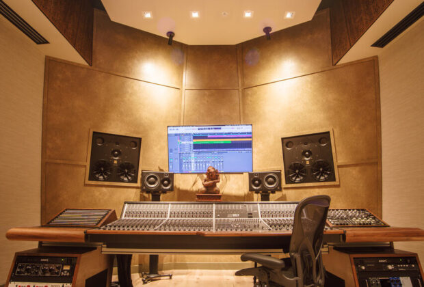 Expanding Sky Studio 2023 Audient ASP8024 Heritage Edition console banco mixing hardware leading technologies audiofader